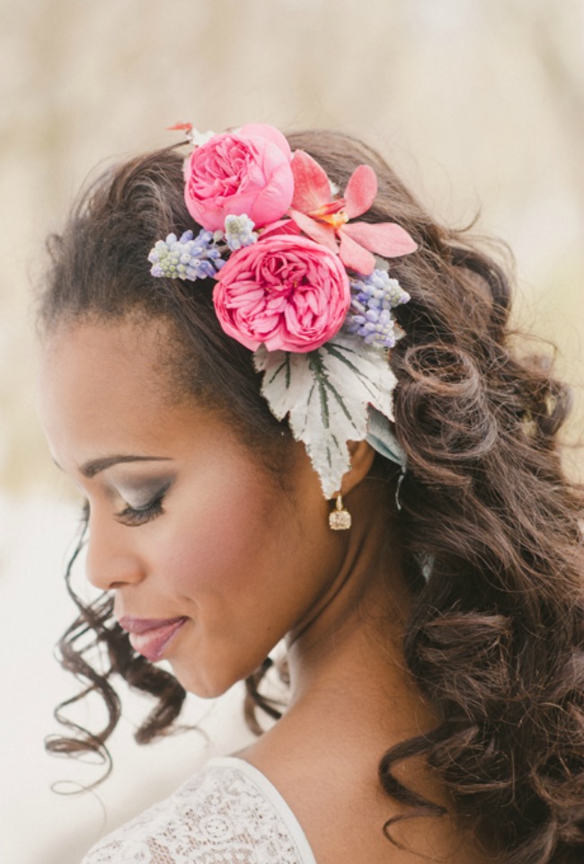 frizure za vencanje cvece u kosi 1 Frizure za venčanje: Cveće u kosi