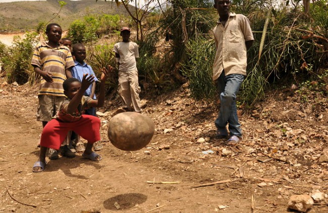 haiti1 Top 10 fotografija najsrećnijih momenata u detinjstvu