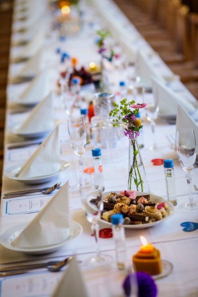 dekoracija za sto Zanimljivo venčanje inspirisano pedesetim i srcima