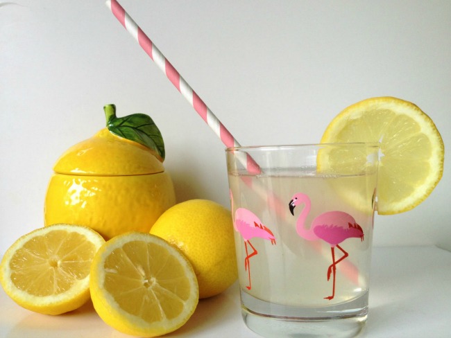 čaša limunade Zašto je dobro piti toplu limunadu ujutru