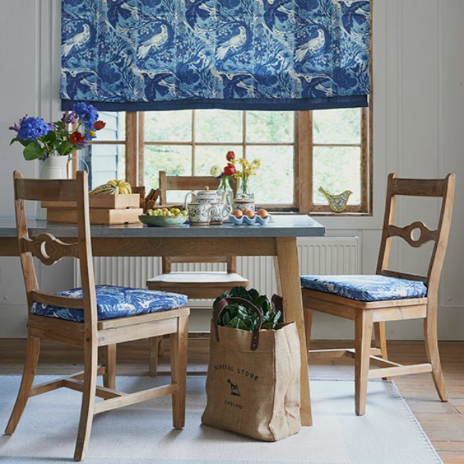 Dining room with blue dove blind and seat cushions Country Homes and Interiors Housetohome.co .uk  Zanimljiva dekoracija za trpezariju