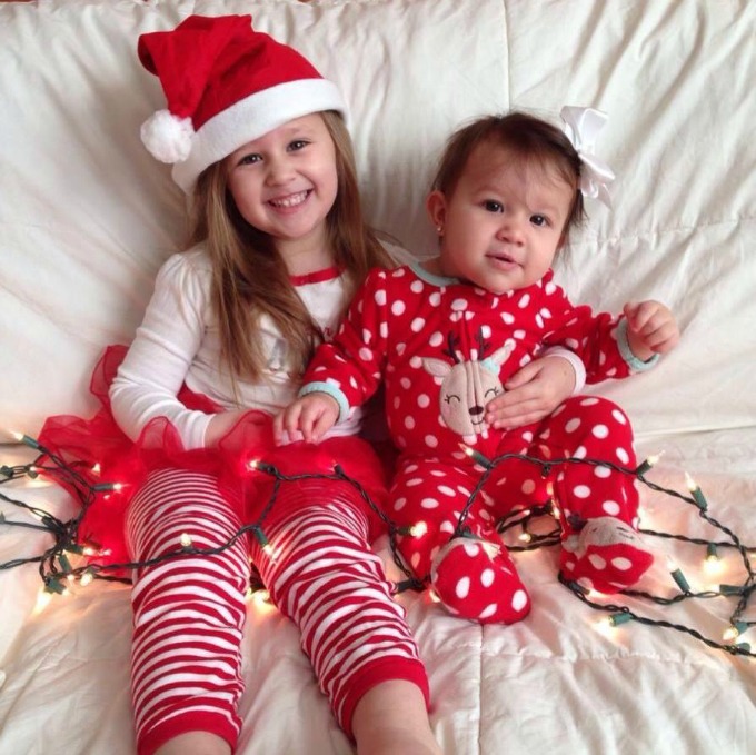 lampice i deca Deca u novogodišnjim pidžamama
