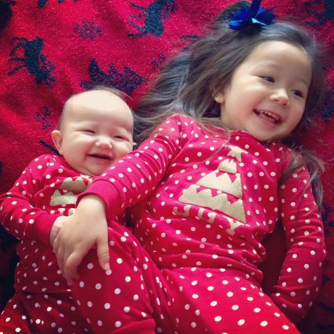 osmeh Deca u novogodišnjim pidžamama