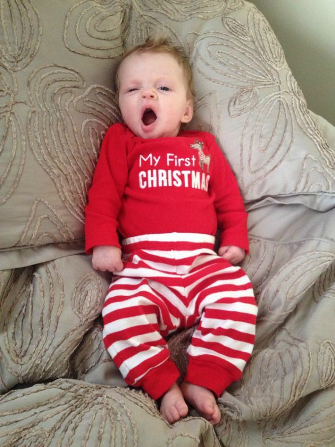 pospana beba Deca u novogodišnjim pidžamama