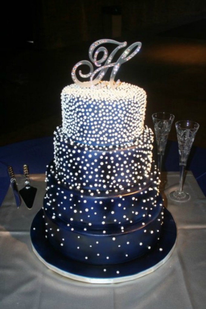 Novodišnja dekoracija na svadbenoj torti Novodišnja dekoracija na svadbenoj torti