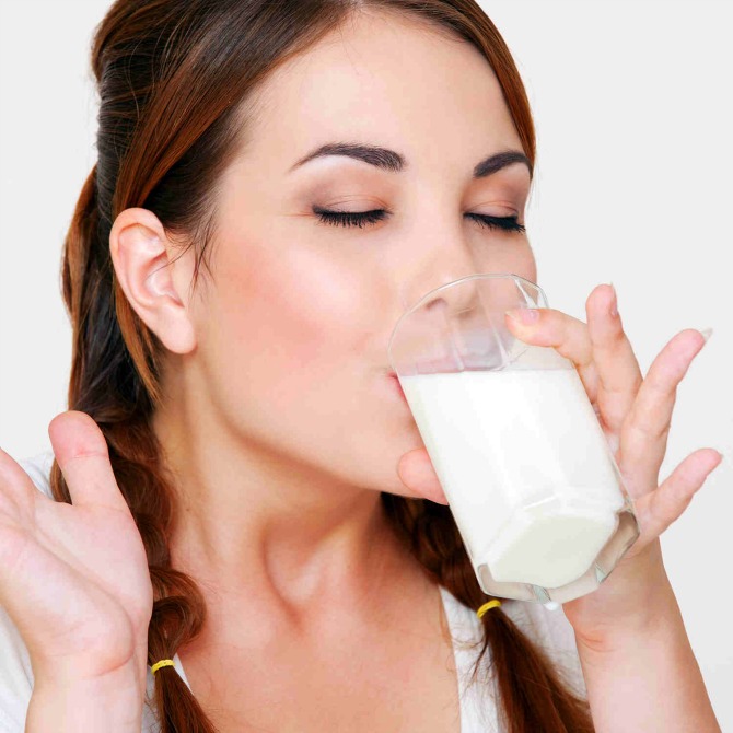 Woman Drinking Milk kefir Kefir je čudo za stomak i vitku liniju