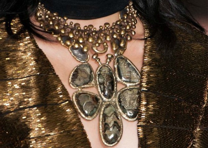 krupne metalne ogrlice Kakav nakit se nosi ove godine? 