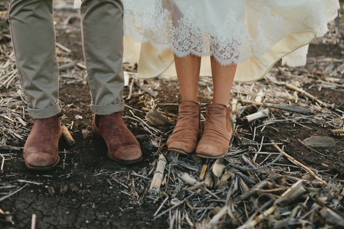 cizme umesto cipele za vencanje na selu Selo kao inspiracija za venčanje
