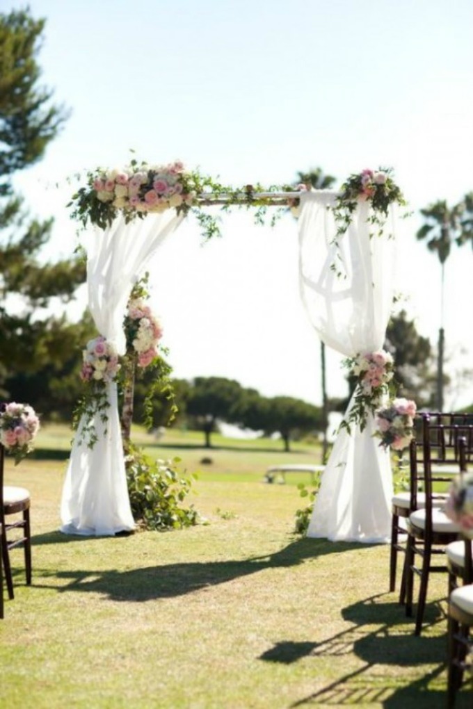 cvece kao detalj ne samo na stolu 9 Dekoracija na venčanju: Saveti kako da što bolje napravite cvetne aranžmane