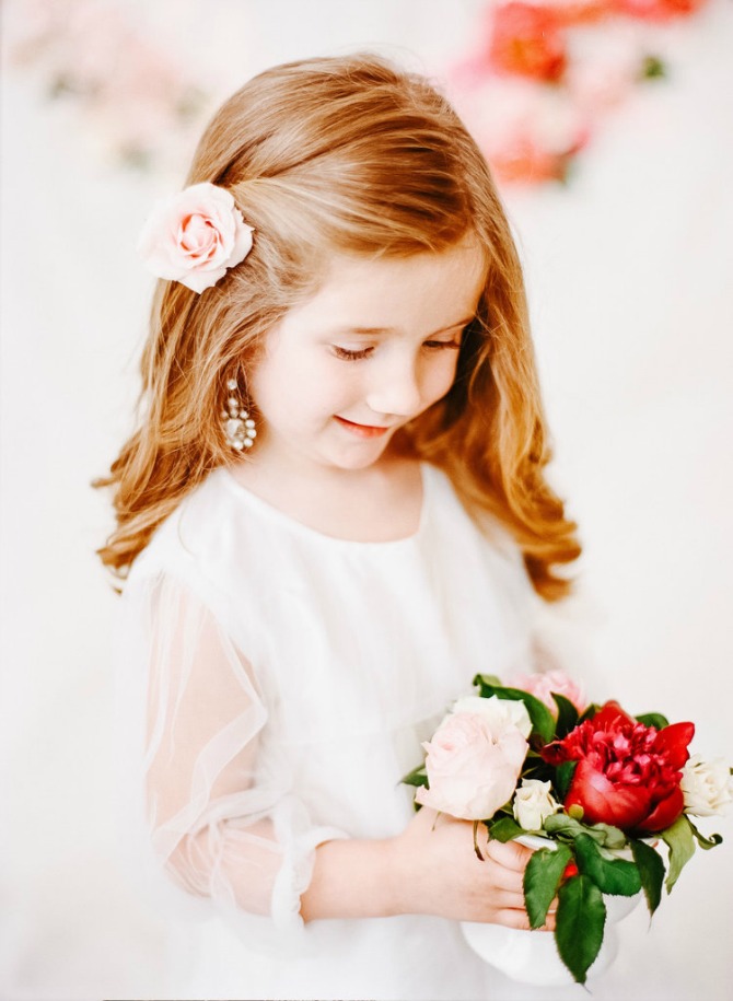 Devojčica sa cvećem u kosi11 Frizure za najmlađe na venčanju