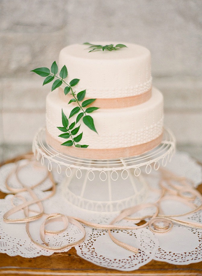 Jednostavna svadbena torta1 Elegantne mladenačke torte