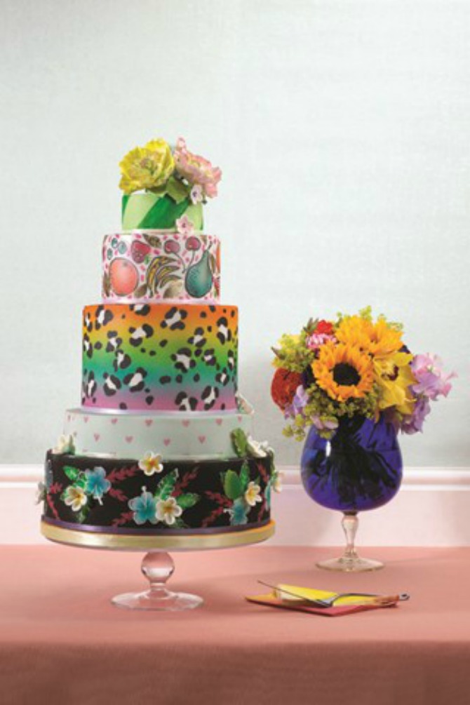 cvetni aranžmani i mladenačka torta Uklopite cvetne aranžmane sa mladenačkom tortom
