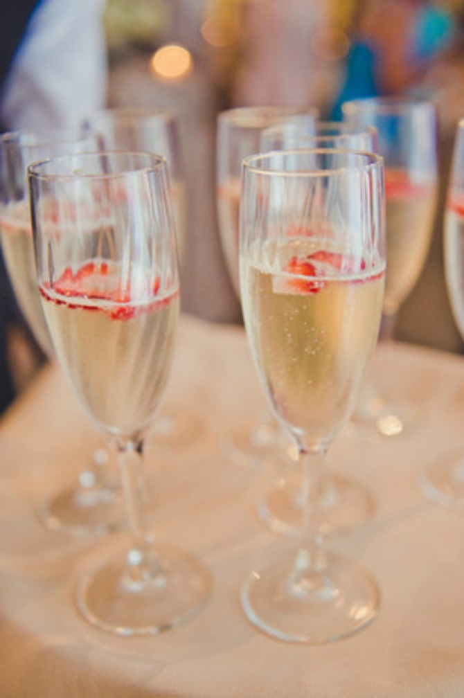 jagode i šampanjac Šljokice će učiniti da vaše venčanje zablista