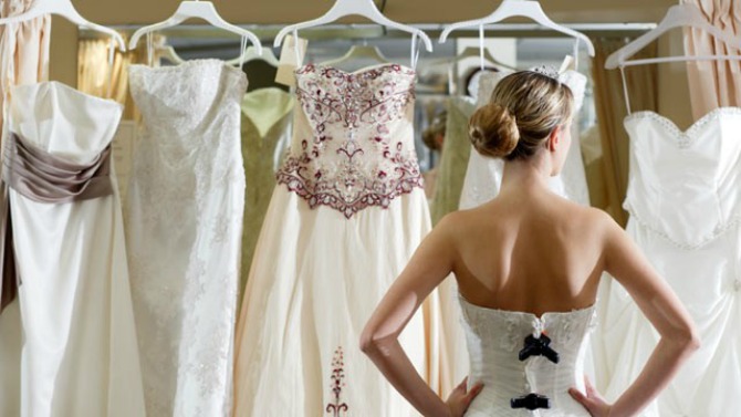 kupovina venčanice Večita dilema: Kupiti ili iznajmiti venčanicu