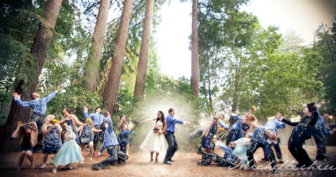mladenci bacaju cini Fotografije sa venčanja koje će vas nasmejati