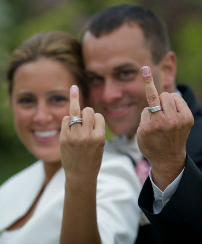 mladenci pokazuju srednji prst Fotografije sa venčanja koje će vas nasmejati