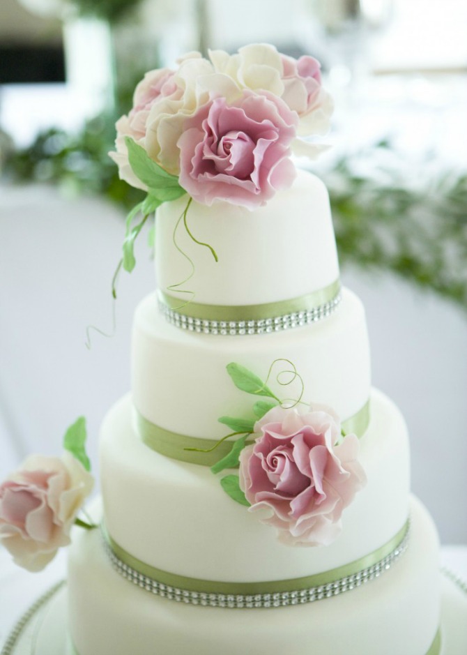 bela mladenačka torta Mladenačka torta je jedan od najlepših ukrasa na venčanju