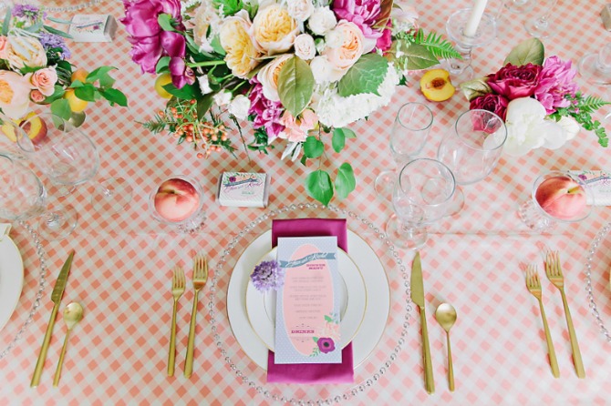 dekoracija stolova za venčanje jarkih boja5 Dekorišite stolove jarkim bojama ovog leta