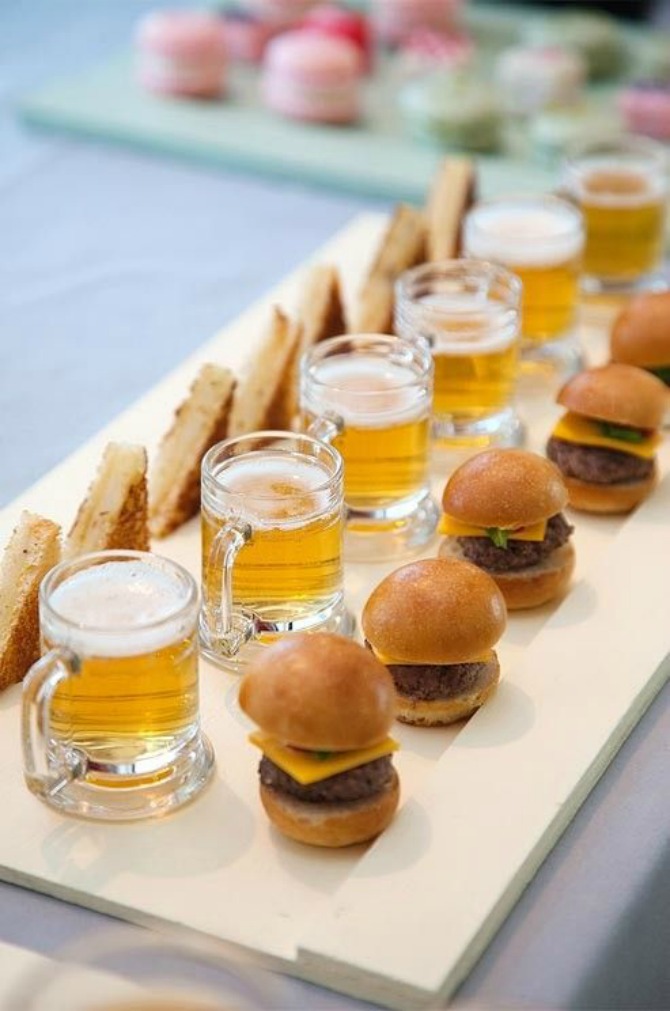 hamburger i pivo Začinite venčanje ukusnim kanapeima