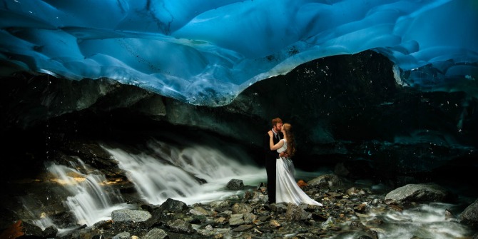 venčanje pod ledenim glečerima Neverovatne fotografije nastale unutar glečera i ledene pećine