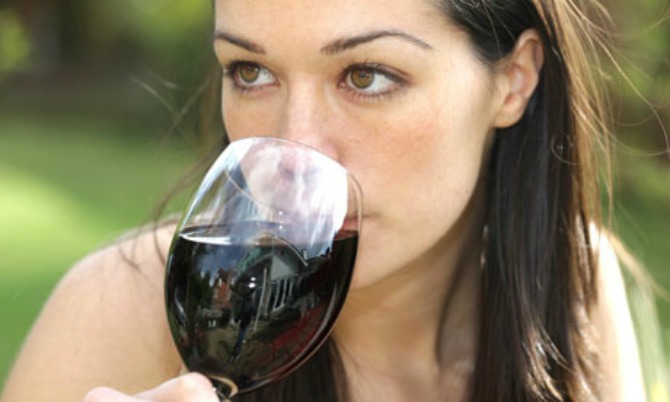 žena pije vino Kako bez dijete do savršene linije za venčanje?