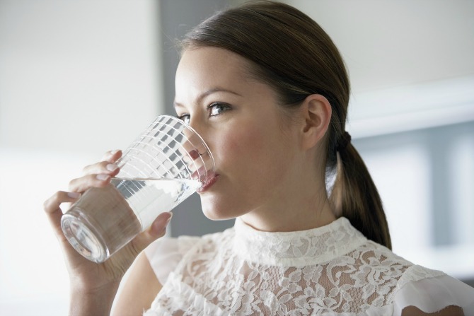 žena pije vodu Kako bez dijete do savršene linije za venčanje?
