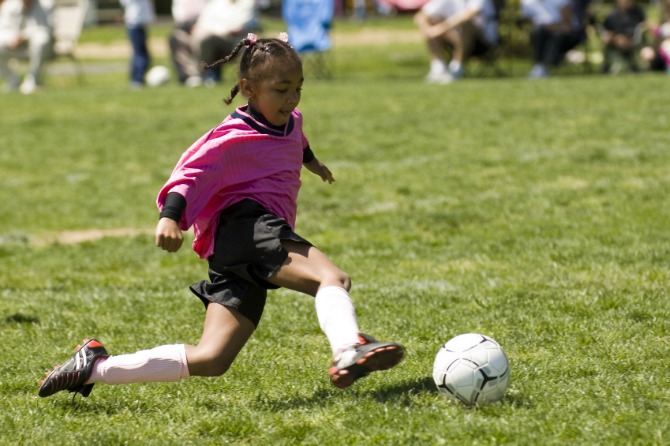 devojčlica igra fudbal Činjenice o ćerkama