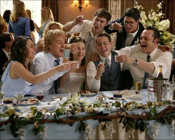 gosti piju na svadbi Šta kuma nikada ne treba da uradi na venčanju