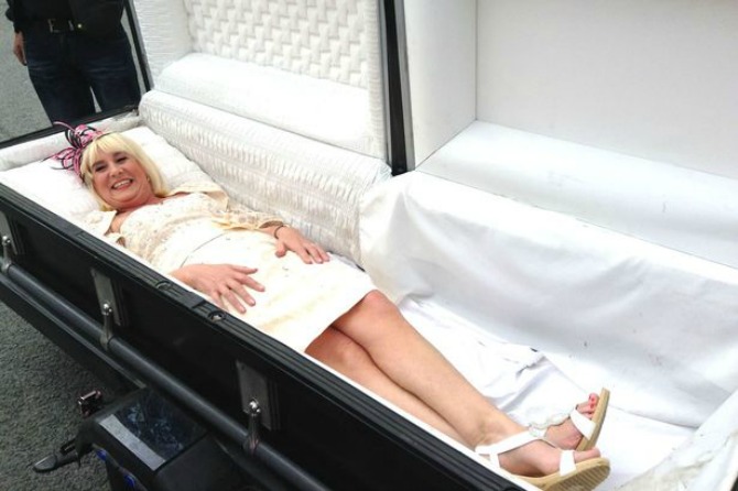 mlada u kovčegu Verovali ili ne: Mlada došla na venčanje u mrtvačkom sanduku!