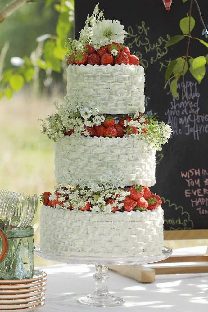 mladenačka torta od jagoda1 Jagode kao tema i dekoracija venčanja