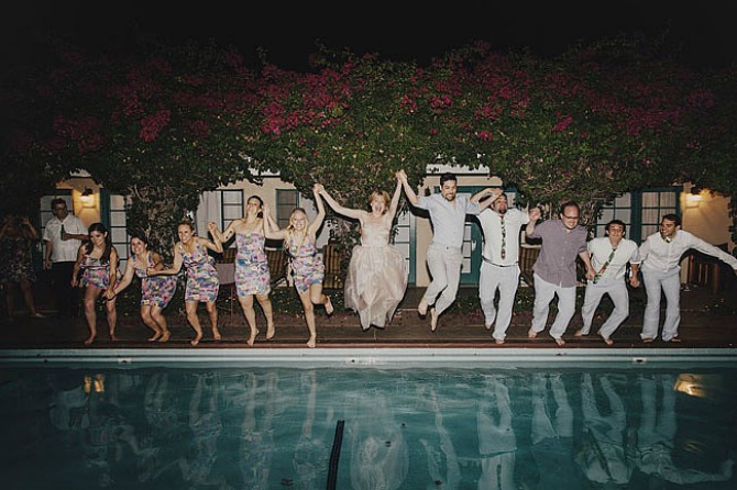 skakanje u bazen Ideje kako da rashladite goste na letnjem venčanju