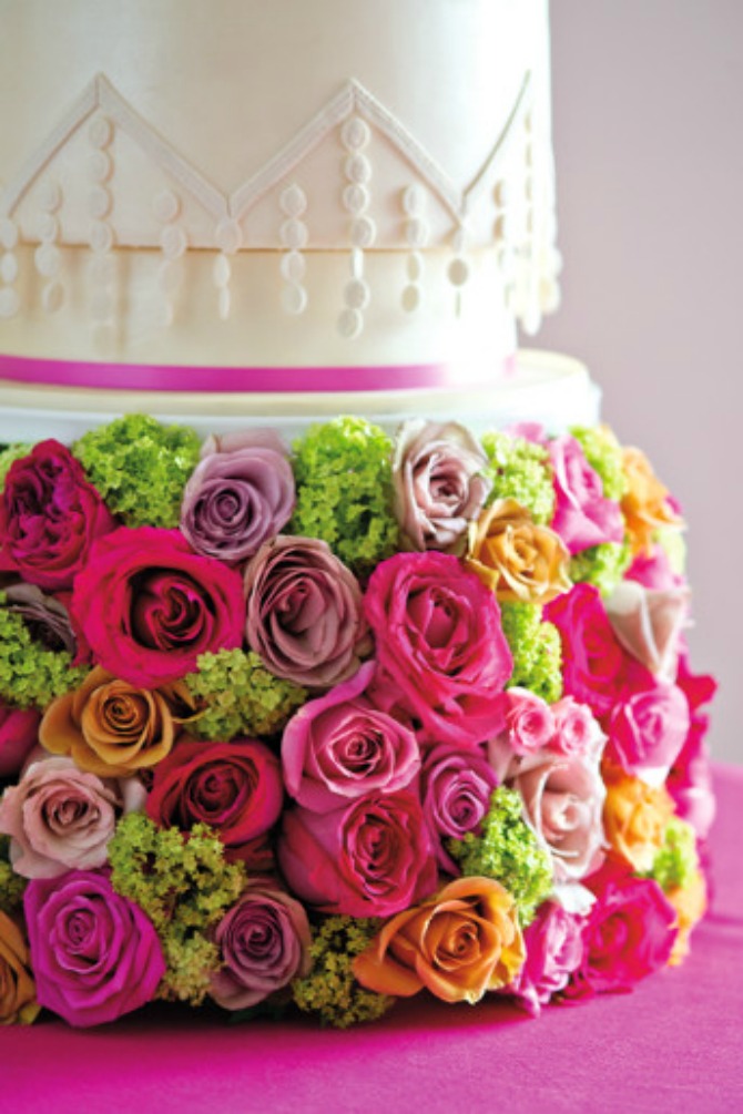 torta ukrašena cvecem Obojite venčanje duginim bojama