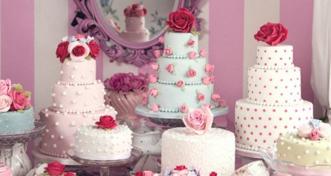 torte koje su ukrašene jestivim cvećem Ukrasite tortu jestivim cvetovima