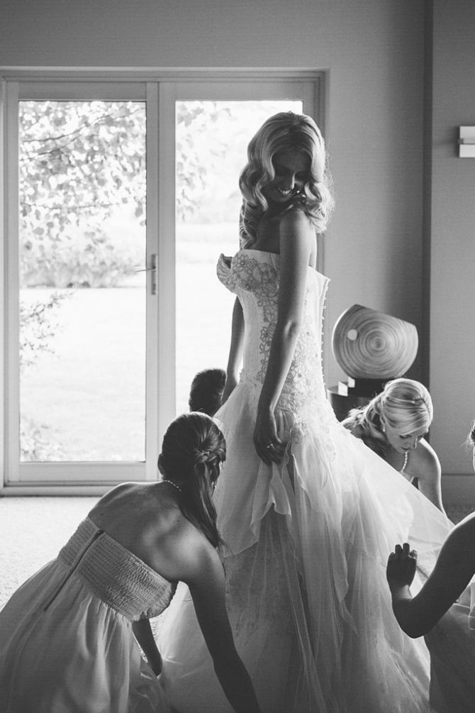 6 Being Fussed Over Your Bridesmaids Fotografije venčanice koje morate imati