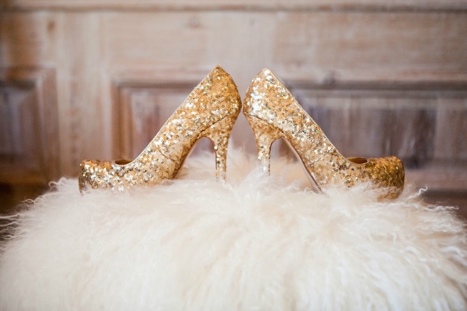 cipele1 Zlatna boja na venčanju je u trendu