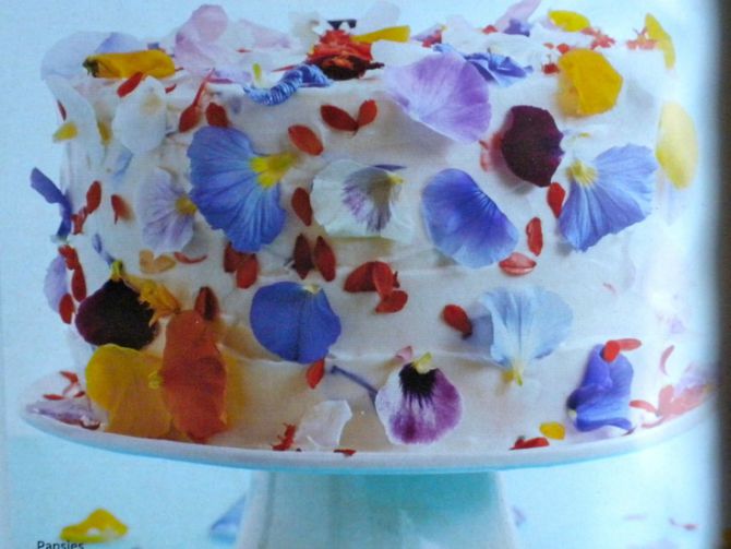 cvetne torte1 Najlepše mladenačke torte ukrašene cvećem