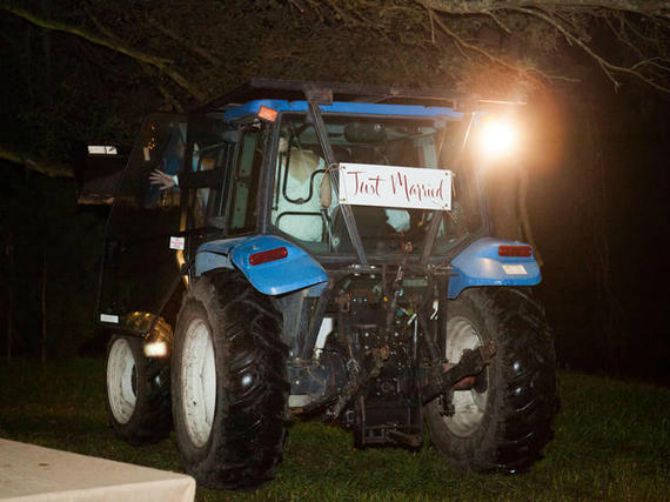 traktor kao prevoz na venčanju Umesto autom na venčanje dođite...