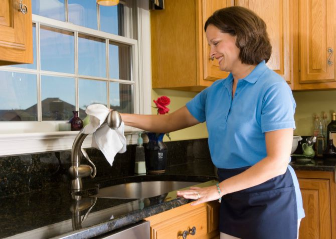 zena cisti kuhinju Napravite sami sredstva za čišćenje kuće