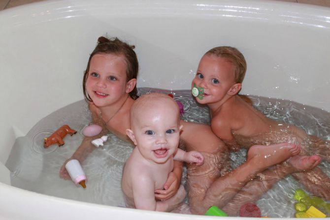 deca se kupaju u kadi Fotografije koje roditelji ne bi smeli da objavljuju