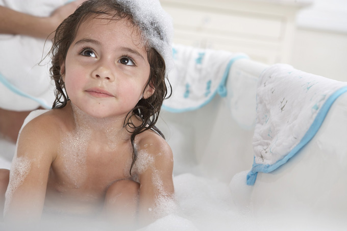 dete kupanje Ljubljenje i dodirivanje dece – gde su zdrave granice intime