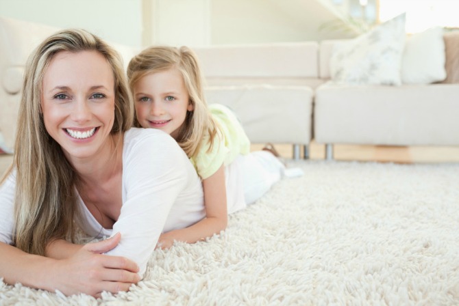 mama i ćerka se igraju na tepihu Napravite sami sredstvo za čišćenje tepiha