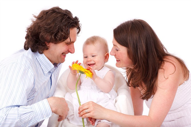 roditelji i beba 5 zlatnih pravila za odgajanje srećnog deteta