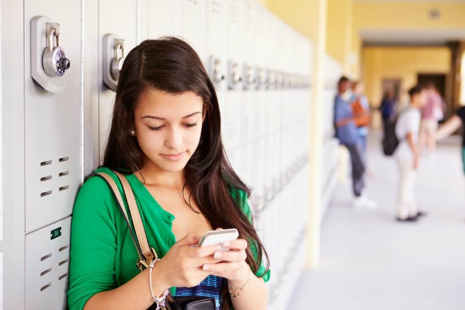 mobilni u skoli2 Mobilni telefon u školi – nastavnici vs roditelji