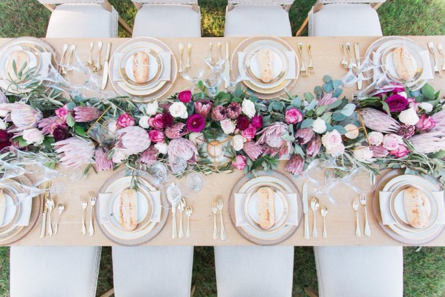 13 Najlepše cvetne dekoracije stolova za tvoj veliki dan 
