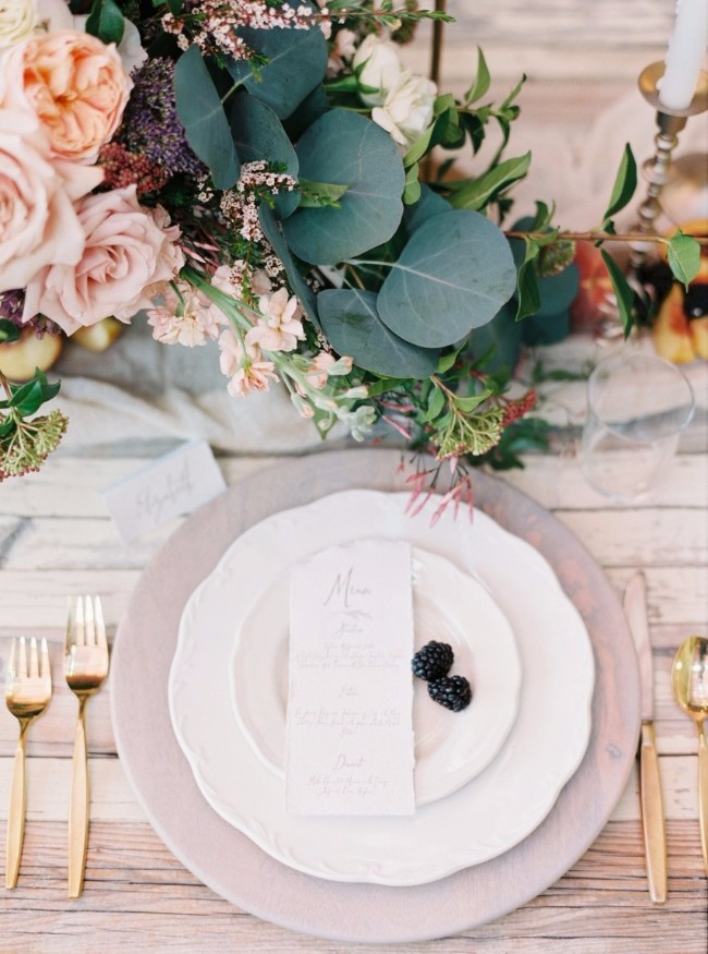 17 Najlepše cvetne dekoracije stolova za tvoj veliki dan 