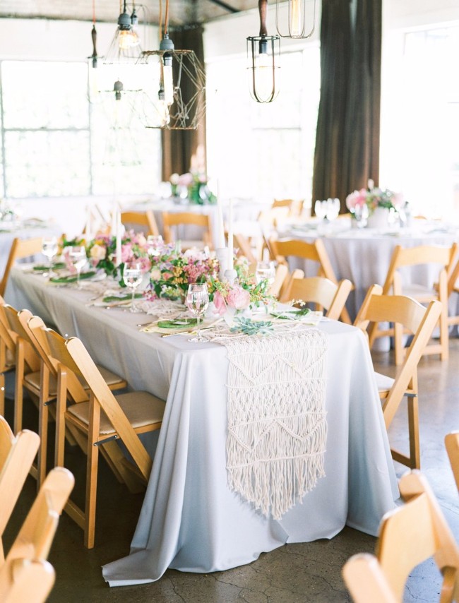 24 Najlepše cvetne dekoracije stolova za tvoj veliki dan 