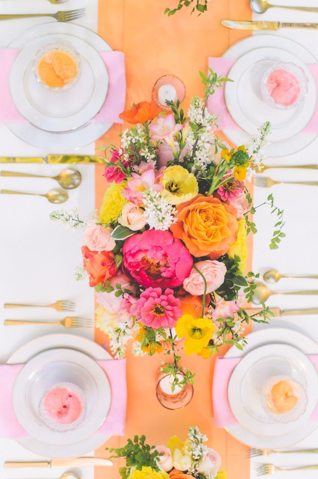 3 Najlepše cvetne dekoracije stolova za tvoj veliki dan 
