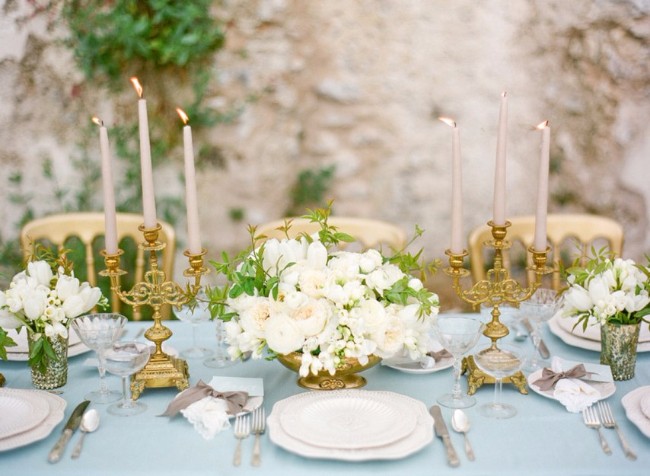 6 Najlepše cvetne dekoracije stolova za tvoj veliki dan 