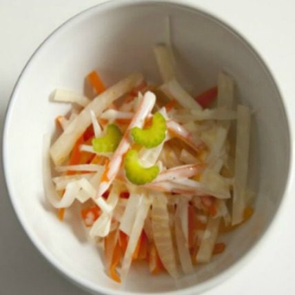 Brza salata sa šargarepom i celerom