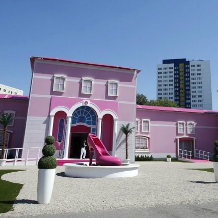 Wannabe Magazine: Barbie kuća u prirodnoj veličini